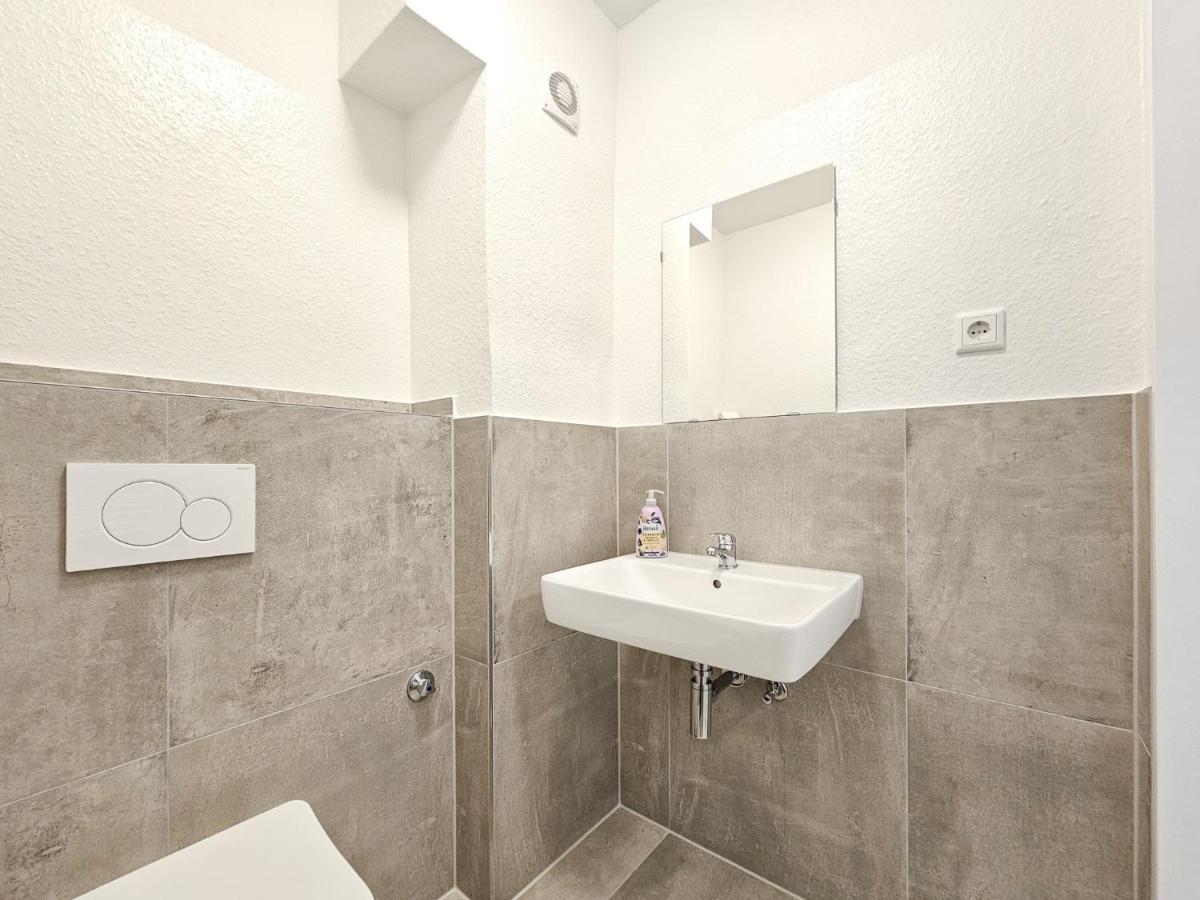 Tolstov - 2 Or 3 - 15 Min Zur Messe Dus&10 Min Old Town Dus Apartment