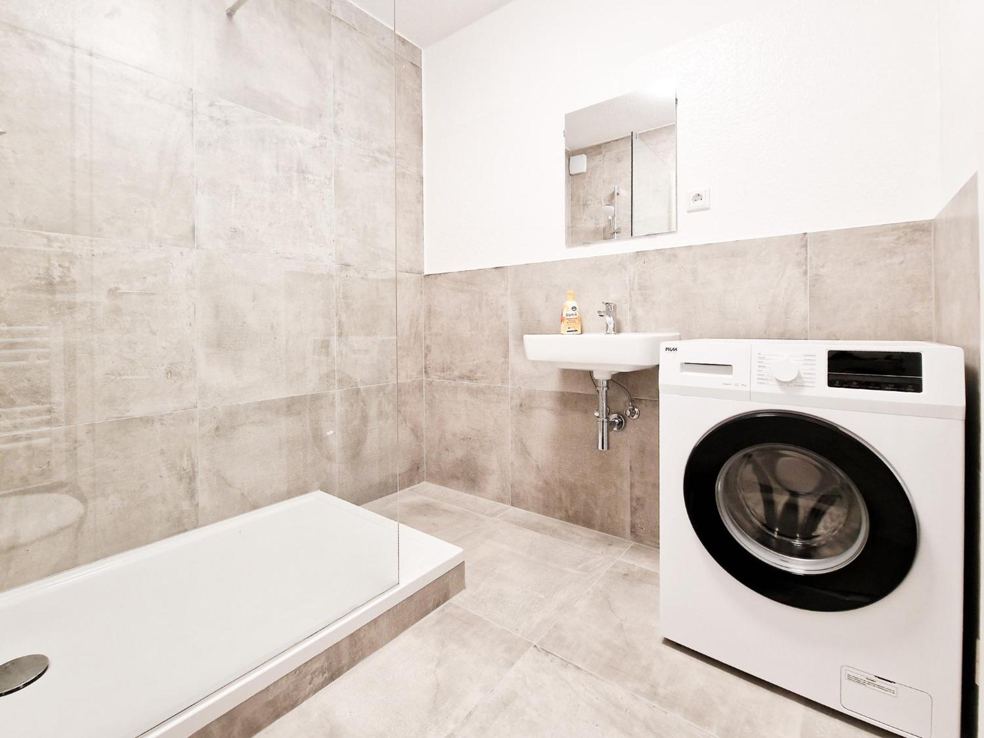 Tolstov - 2 Or 3 - 15 Min Zur Messe Dus&10 Min Old Town Dus Apartment
