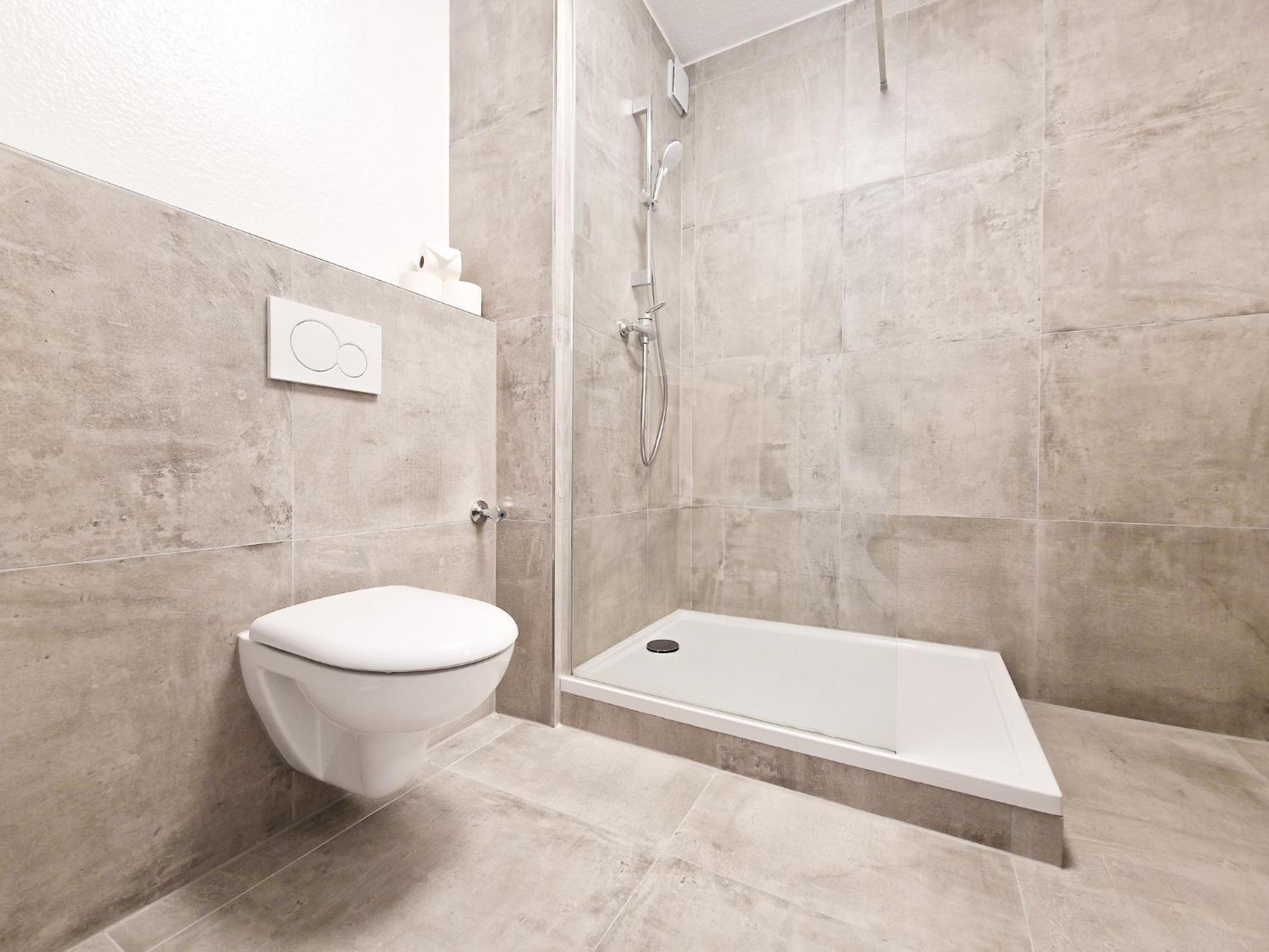 Tolstov - 2 Or 3 - 15 Min Zur Messe Dus&10 Min Old Town Dus Apartment